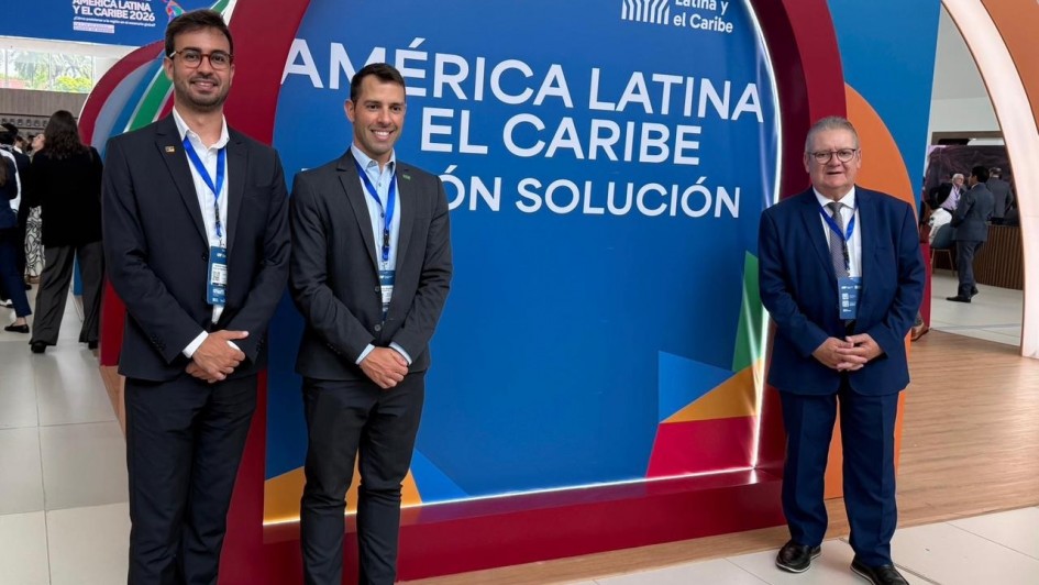 Foto mostra diretores do BRDE e Invest RS ao lado de banner do evento, com destaque para as palavras Am&eacute;rica Latina e Caribe.