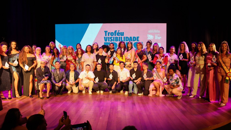 Foto mostra grupo de pessoas homenageadas