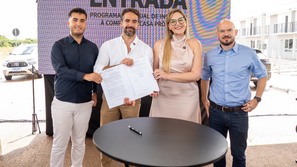 Governador Eduardo Leite apresenta documento junto com secret&aacute;rio Pedro Capeluppi e prefeita de Eldorado do Sul.