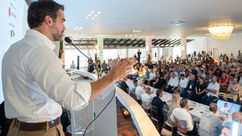 Eduardo Leite discursa no 13&ordm; F&oacute;rum Econ&ocirc;mico Ga&uacute;cho.