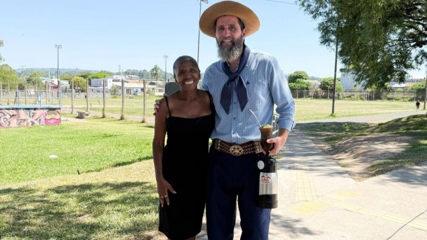 Foto do  secret&aacute;rio Juliano Franczak em agenda, no bairro Restinga, com a presidente do Projeto Renascer da Esperan&ccedil;a, Rozeli da Silva.