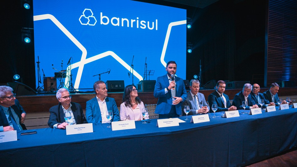 Gabriel Souza fala ao microfone