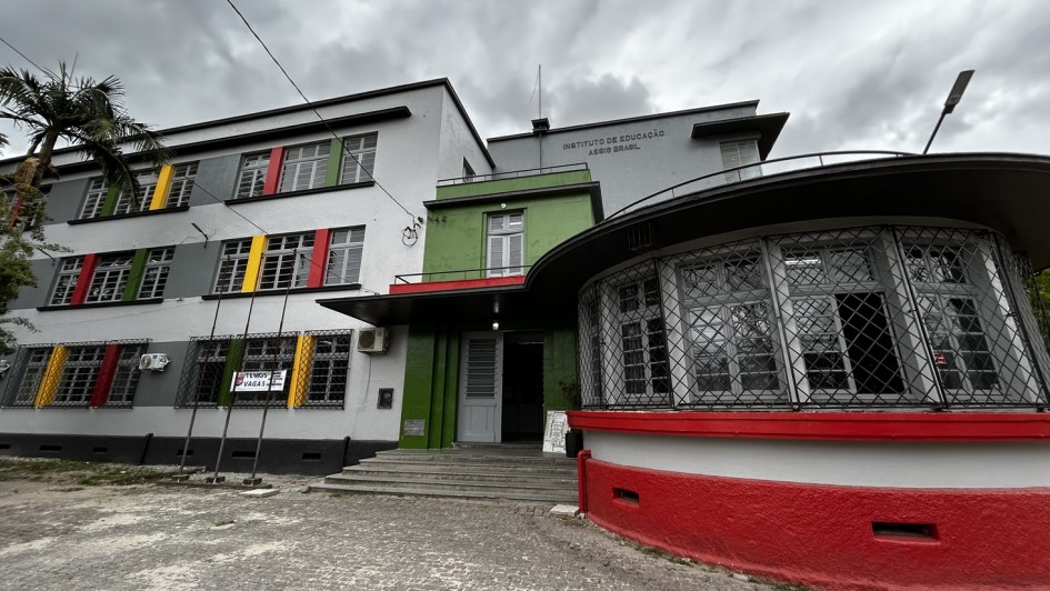 Fachada de escola com pintura nova e bem estruturado