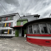 Fachada de escola com pintura nova e bem estruturado