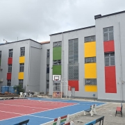 prédios e pátio com cancha de esporte com novas pinturas