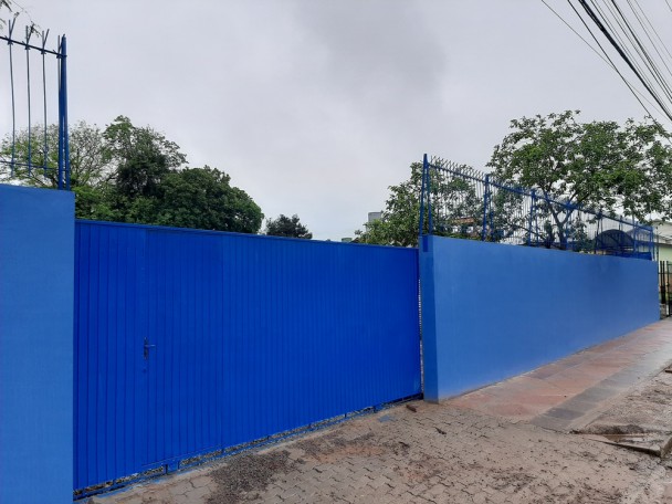 Muro e portão da Escola Estadual de Ensino Médio José Mânica, de Santa Cruz do Sul