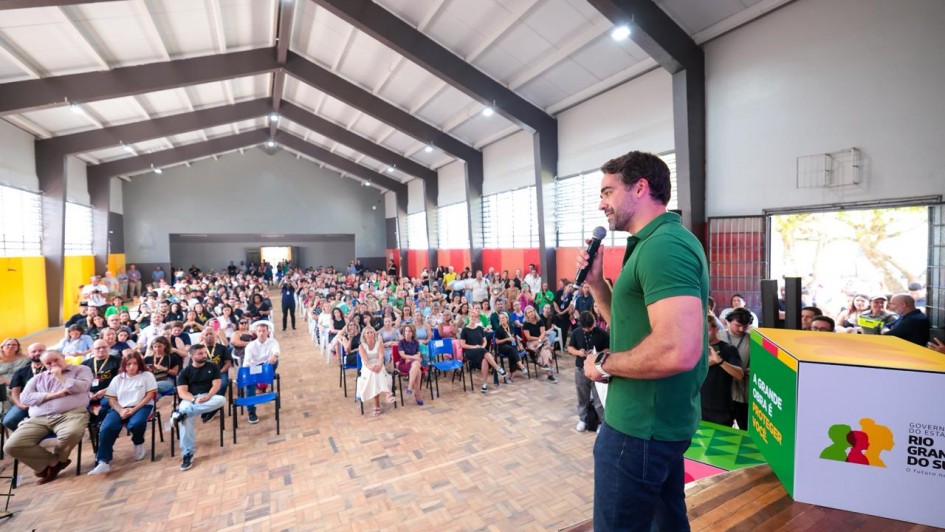 Governador Eduardo Leite fala ao p&uacute;blico na abertura das aulas 2026