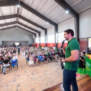 Governador Eduardo Leite fala ao p&uacute;blico na abertura das aulas 2026