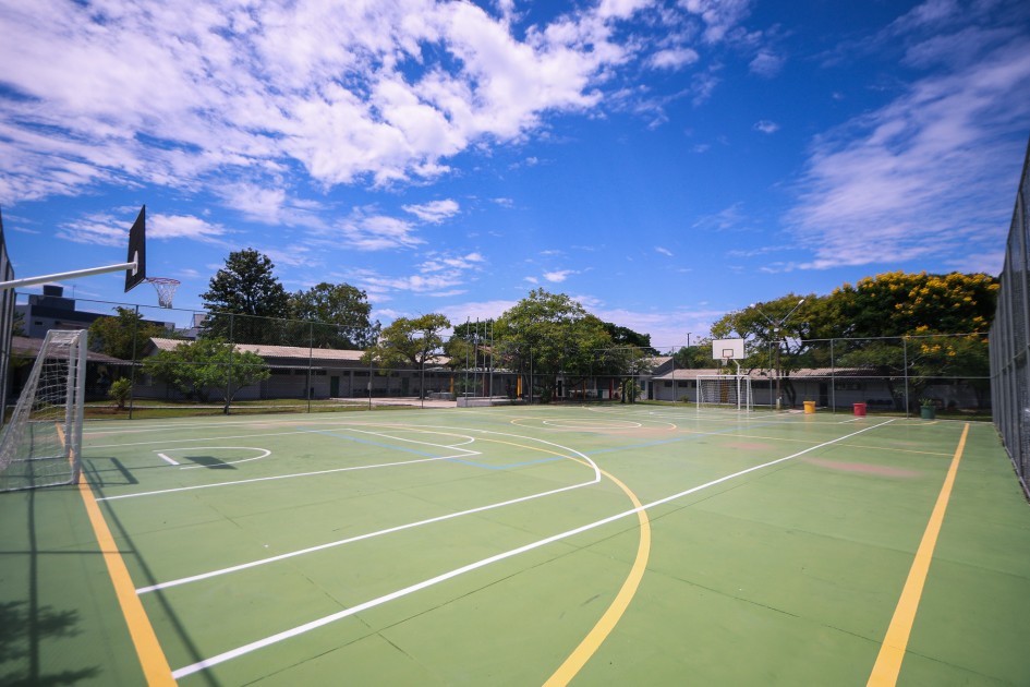 Entre as benfeitorias na escola Professor Augusto Meyer, está a reforma da quadra de esportes -Foto: Luis André/Secom