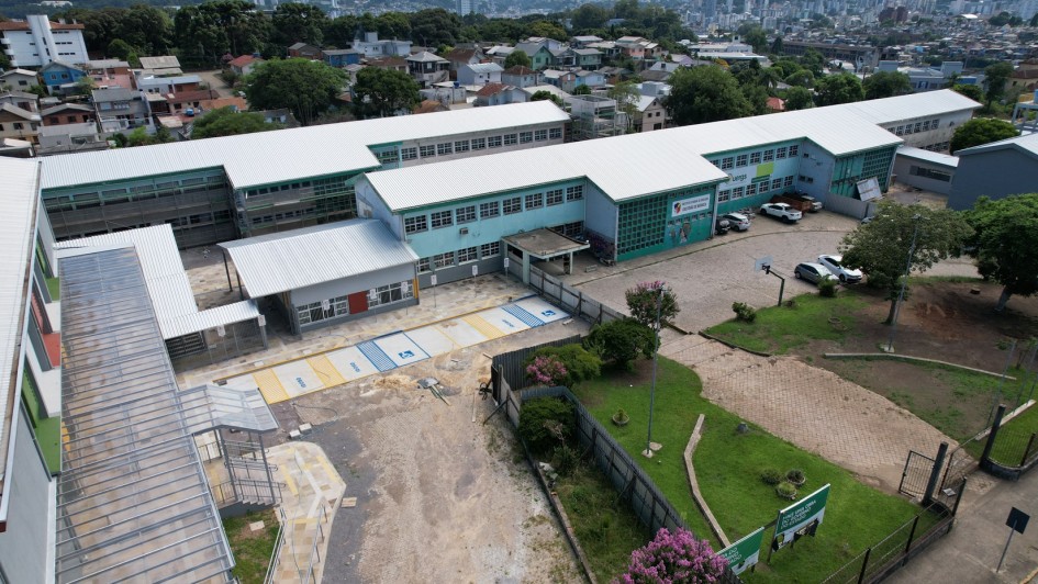 Foto a&eacute;rea da escola Crist&oacute;v&atilde;o de Mendoza, em Caxias do Sul, mostrando conjuntos de pr&eacute;dios e amplo p&aacute;tio.