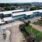 Foto a&eacute;rea da escola Crist&oacute;v&atilde;o de Mendoza, em Caxias do Sul, mostrando conjuntos de pr&eacute;dios e amplo p&aacute;tio.