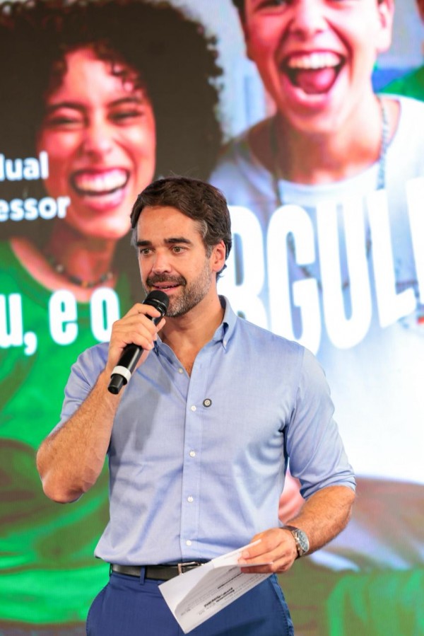 Governador Eduardo Leite fala ao microfone em ato de volta às aulas em São Leopoldo