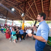 Governador Eduardo Leite fala ao p&uacute;blico em ato de volta &agrave;s aulas em S&atilde;o Leopoldo