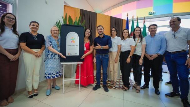O vice-governador Gabriel Souza e a secret&aacute;ria da Sa&uacute;de, Arita Bergmann, na inaugura&ccedil;&atilde;o do novo Centro de Atendimento em Sa&uacute;de (CAS) do Programa TEAcolhe em Marau. 