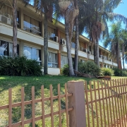 Vistade fachada de escola com aparelhos de ar-condicionados presentes em todas as salas de aula