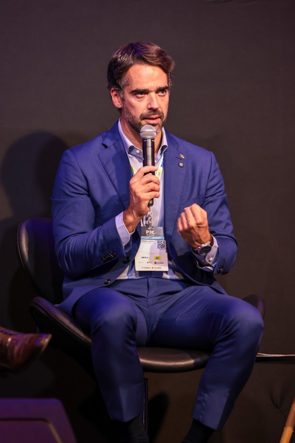 Governador Eduardo Leite fala aos participantes de evento em São Paulo