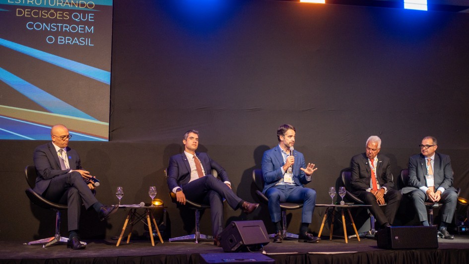 Governador Eduardo Leite fala em painel durante evento em S&atilde;o Paulo