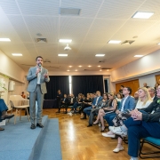 Governador Eduardo Leite fala em evento da Fecom&eacute;rcio