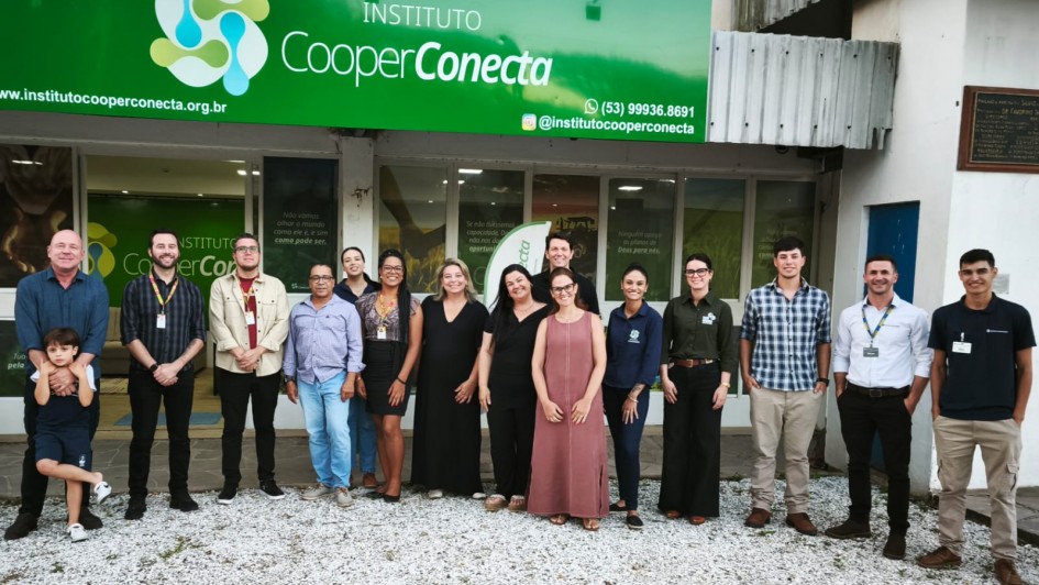 Grupo de integrantes do Instituto Cooperconecta de Bag&eacute;