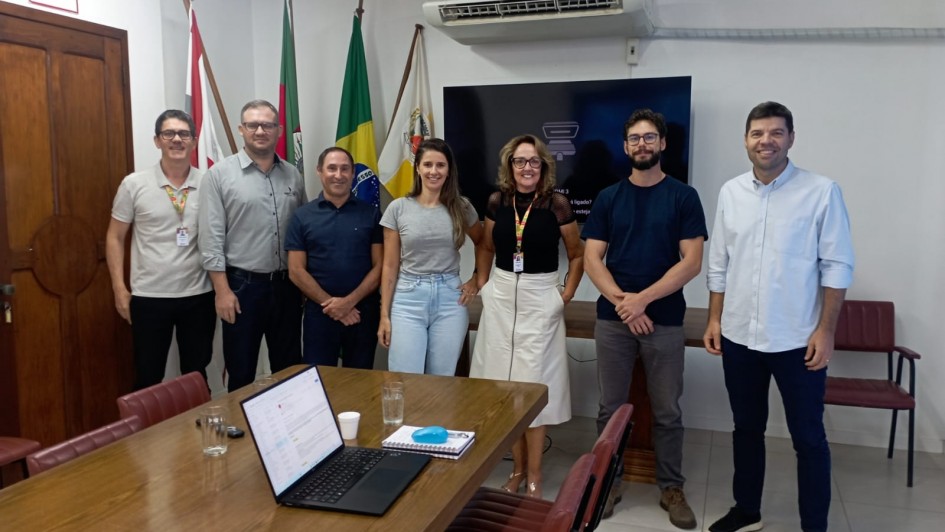Foto mostra equipe da Sedec com representantes da Prefeitura de Cachoeira do Sul. 