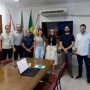 Foto mostra equipe da Sedec com representantes da Prefeitura de Cachoeira do Sul. 