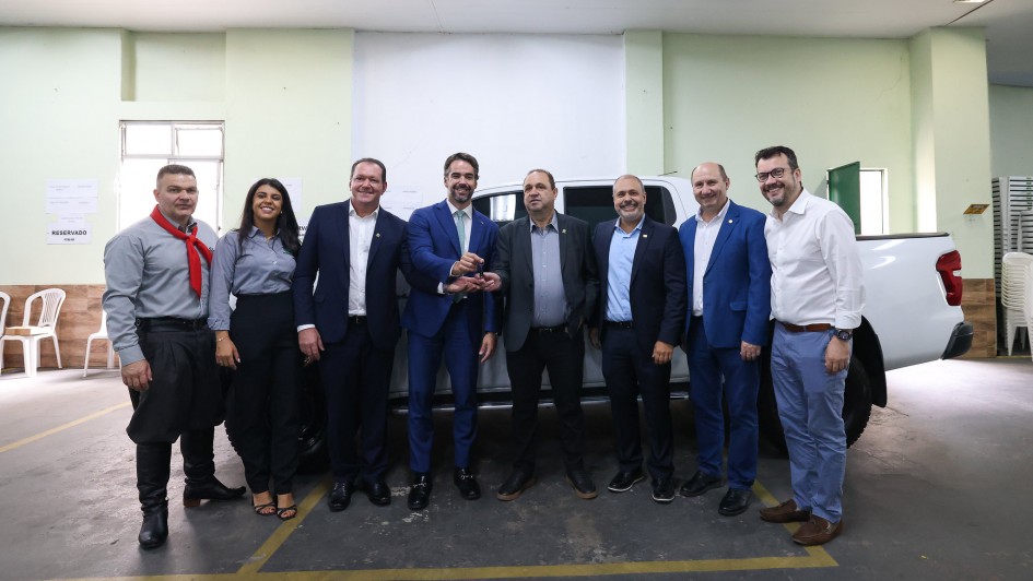 Governador Eduardo Leite entregou chave do ve&iacute;culo cedido pelo Estado &agrave; entidade para apoio log&iacute;stico &agrave;s agroind&uacute;strias familiares