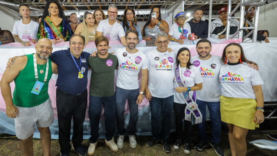 Governador Eduardo Leite e vice-governador Gabriel Souza entre autoridades e representantes do Carnaval de Porto Alegre