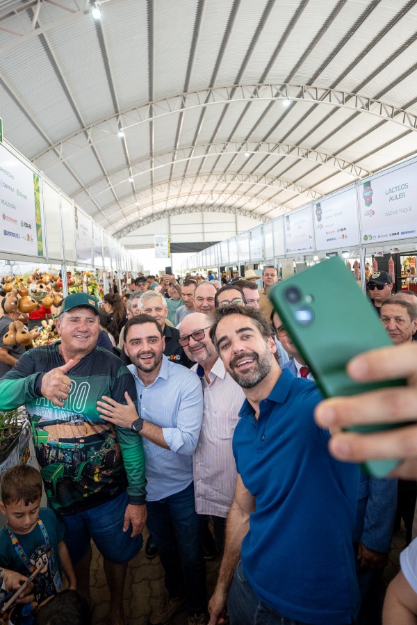 Governador Eduardo Leite e vice Gabriel Souza entre participantes da Expoagro