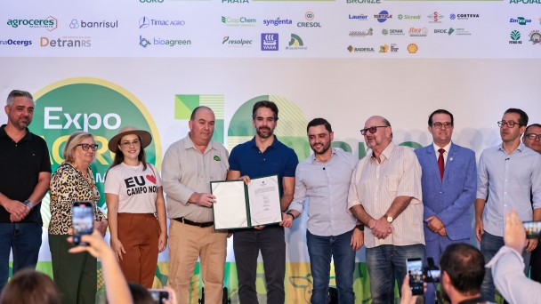 Governador e vice-governador, entre autoridades e organizadores da ExpoAgro Cotricampo