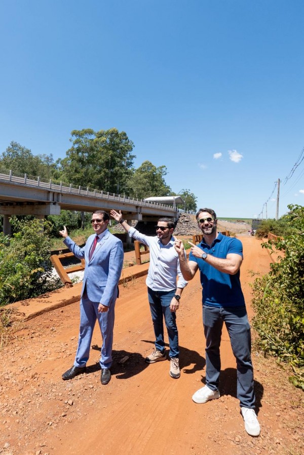 Governador Eduardo Leite e vice-governador Gabriel Souza na entrega da ponte entre Braga e Campo Novo, sobre o Rio Turvo, na ERS-518