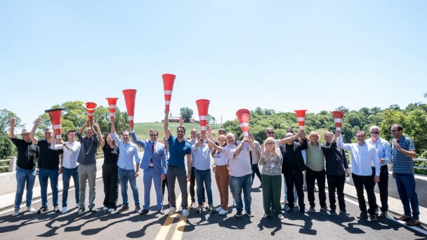 Na tradicional eleva&ccedil;&atilde;o dos cones, Leite e Gabriel, entre autoridades estaduais e locais, simbolizaram a abertura do caminho pela ponte entre Braga e Campo Novo, sobre o Rio Turvo, na ERS-518