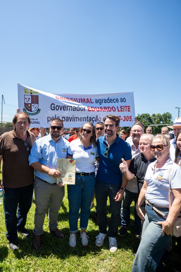 Governador Eduardo Leite vistoria obras e é recepcionado pela comunidade em Crissiumal