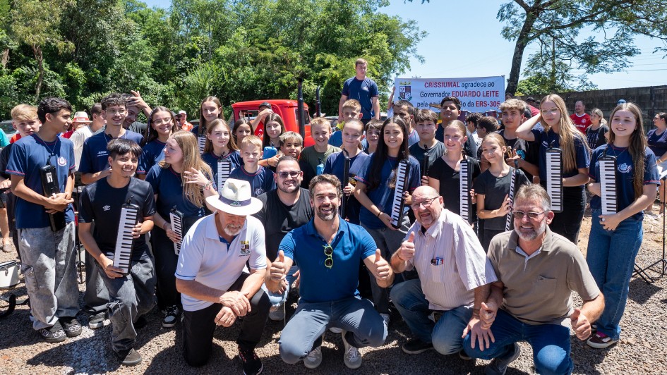 Com faixa e apresenta&ccedil;&atilde;o musical, comunidade de Crissiumal recepcionou o governador na vistoria das obras