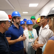 Governador Eduardo Leite vistoria obra do novo Hospital Regional de Pelotas, que est&aacute; 92% conclu&iacute;da