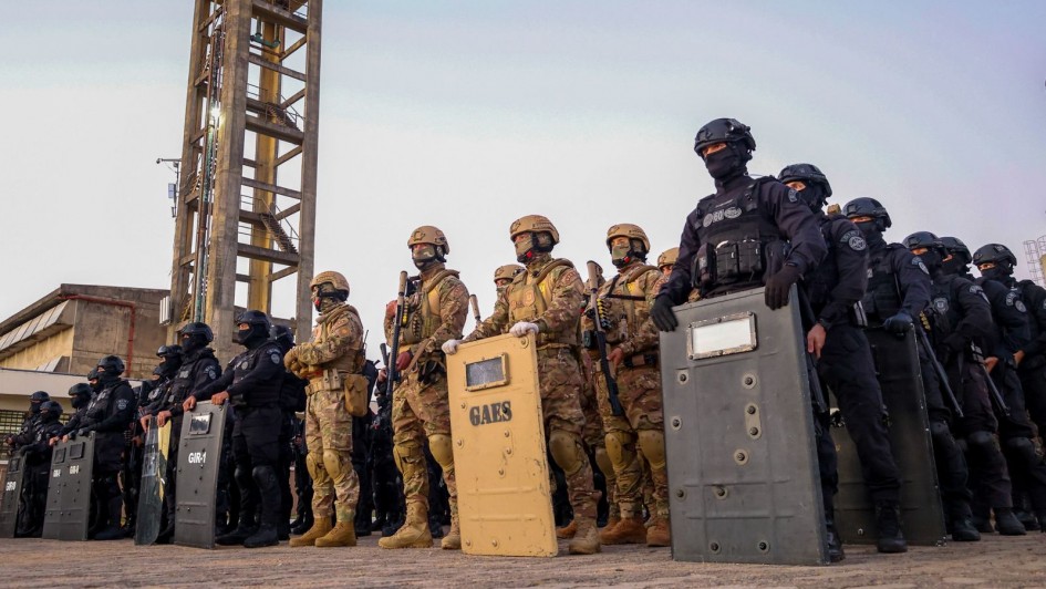 Foto mostra servidores da pol&iacute;cia penal perfilados para in&iacute;cio de opera&ccedil;&atilde;o na PASC