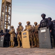 Foto mostra servidores da pol&iacute;cia penal perfilados para in&iacute;cio de opera&ccedil;&atilde;o na PASC