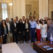 Foto mostra o governador Eduardo Leite, a secret&aacute;ria da Educa&ccedil;&atilde;o, Raquel Teixeira, e representantes das institui&ccedil;&otilde;es parceiras. 