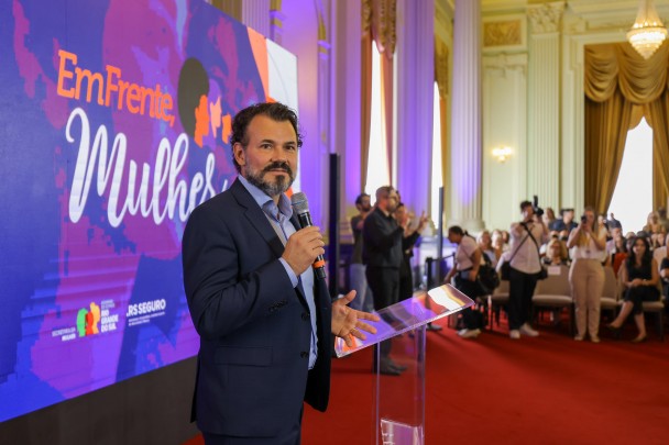 Delegado Antônio Padilha fala aos convidados na cerimônia de entrega do certificado do Selo EmFrente, Mulher