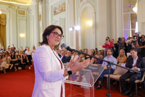 Secretária Flávia Richter fala aos convidados na cerimônia de entrega do certificado do Selo EmFrente, Mulher