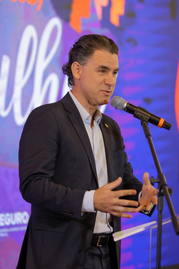 Secretário Fabrício Peruchin fala aos convidados na cerimônia de entrega do certificado do Selo EmFrente, Mulher