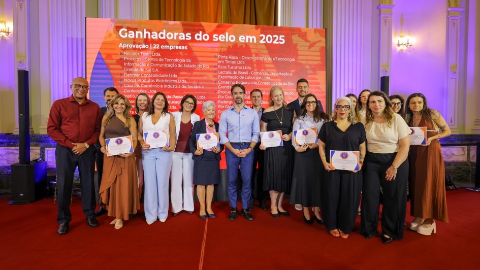 Solenidade de entrega do certificado do Selo EmFrente, Mulher a 28 empresas ga&uacute;chas selecionadas na edi&ccedil;&atilde;o de 2025, com o governador Eduardo Leite ao centro da foto, entre agraciadas com o reconhecimento