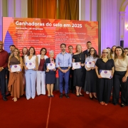 Solenidade de entrega do certificado do Selo EmFrente, Mulher a 28 empresas ga&uacute;chas selecionadas na edi&ccedil;&atilde;o de 2025, com o governador Eduardo Leite ao centro da foto, entre agraciadas com o reconhecimento