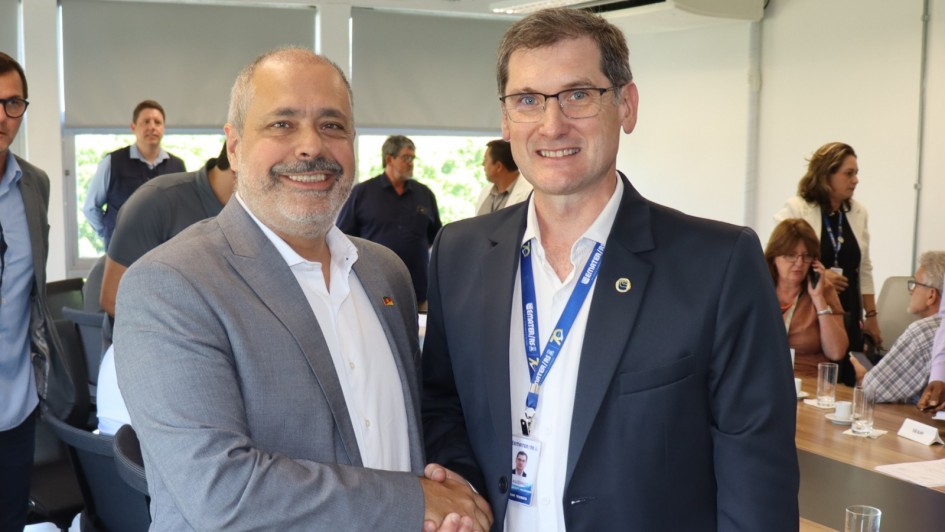 Secret&aacute;rio Gustavo Paim e presidente da Emater Claudinei Baldissera