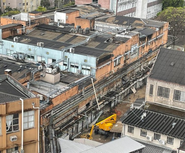 Foto mostra área externa com aspecto de desgaste