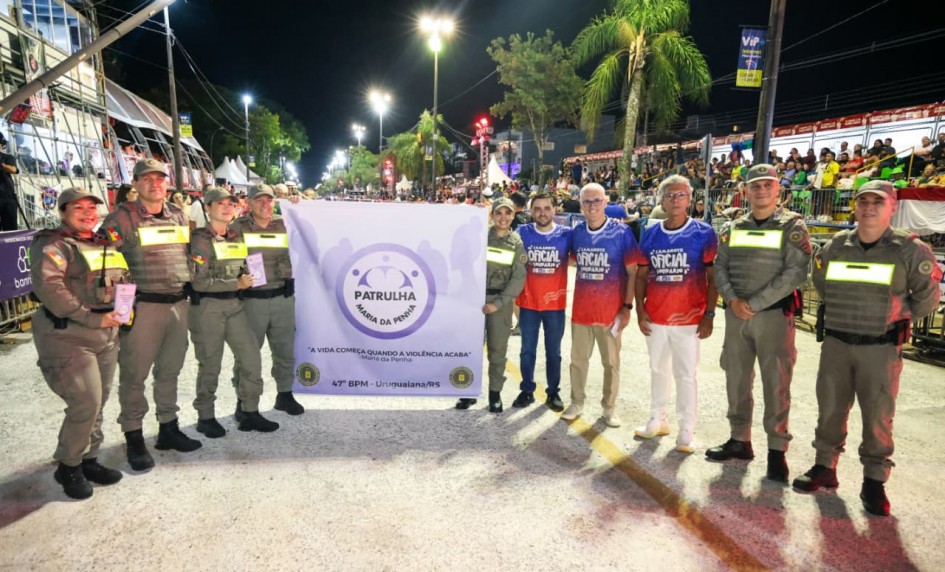 Gabriel fez questão de prestigiar a Patrulha Maria da Penha, que também esteve presente no Carnaval fora de época -Foto: Luiz André/Secom