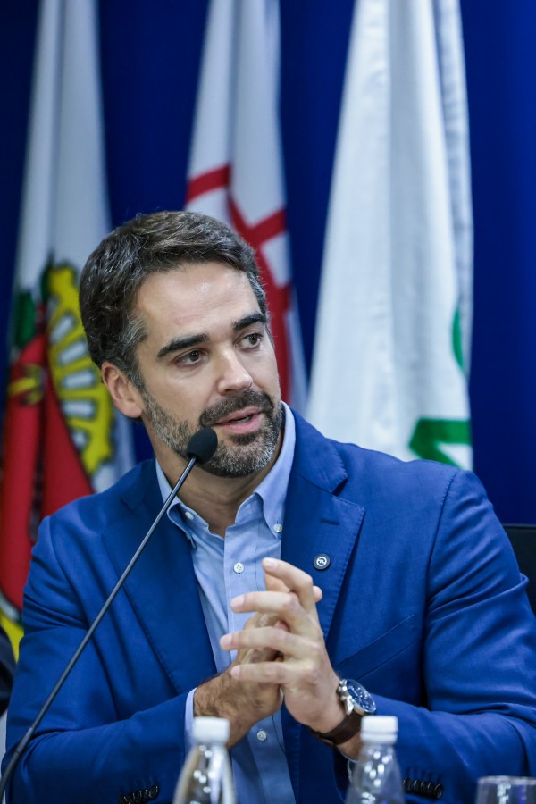 Governador Eduardo Leite fala ao microfone em evento da Associação Comercial de São Paulo