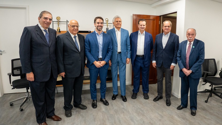 O governador Eduardo Leite, na foto entre autoridades e lideran&ccedil;as, ressaltou que a experi&ecirc;ncia de dois mandatos &agrave; frente do governo ga&uacute;cho demonstra como a combina&ccedil;&atilde;o entre gest&atilde;o eficiente e articula&ccedil;&atilde;o pol&iacute;tica pode transformar a realidade do setor p&uacute;blico.