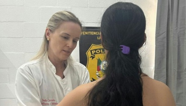 Foto mostra médica atendendo apenada