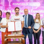 Governador Eduardo Leite e secret&aacute;rias no lan&ccedil;amento do programa.