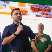 Foto mostra vice-governador falando &agrave; imprensa na Expodireto